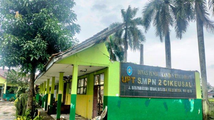 Kondisi sejumlah bangunan di SMP Negeri 2 Cikeusal, Kabupaten Serang, Banten, sangat tidak layak dan memprihatinkan.