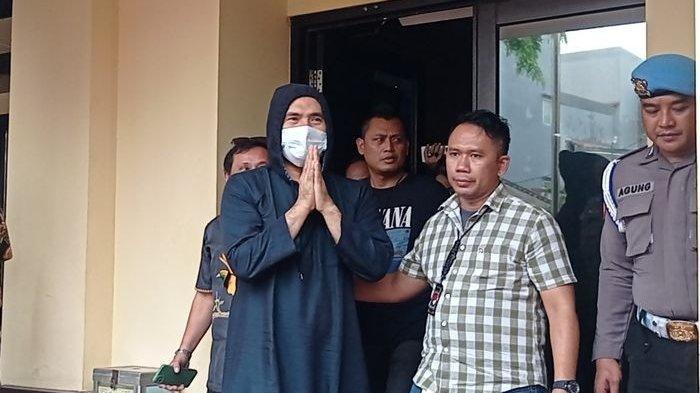 Saipul Jamil tersenyum usai dinyatakan tesnya negatif narkoba. Polisi ungkap transaksi narkoba yang dilakukan Steven Arthur Ristiady, asisten Saipul Jamil dilakukan saat sang pedangdut salat zuhur. Ini caranya mengelabui.