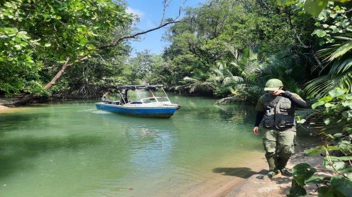Tim menggunakan sampan untuk mencapai lokasi yang terpencil dalam program Translokasi Badak Jawa
