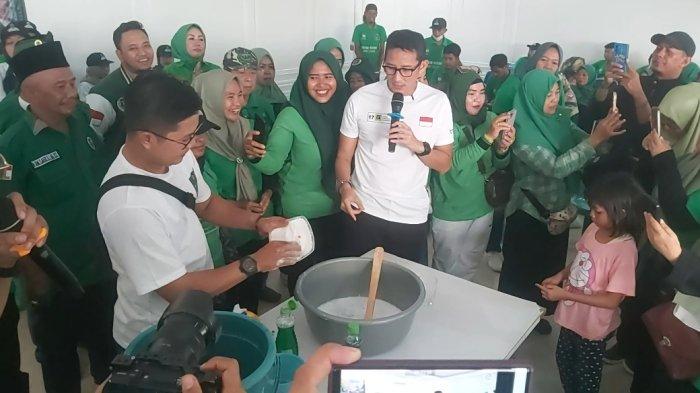 Wakil Ketua Umum Partai Persatuan Pembangunan (PPP) Sandiaga Uno saat menghadiri pelatihan membuat sabun cuci piring di Kota Cilegon, Minggu (24/12/2023).