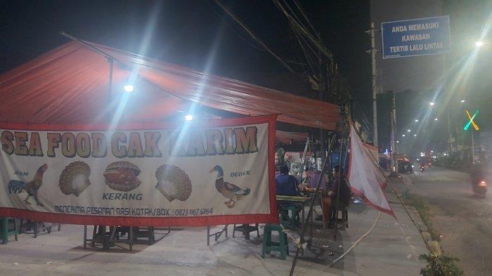Warung Sea Food Cak Karim terletak di Jalan Ahmad Yani, nomor 70, percis di depan Dealer Yamaha.