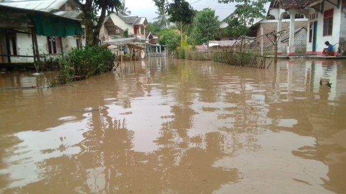 40 Rumah di Desa Katumbiri Pandeglang Terendam Banjir, 3 Rumah Jebol