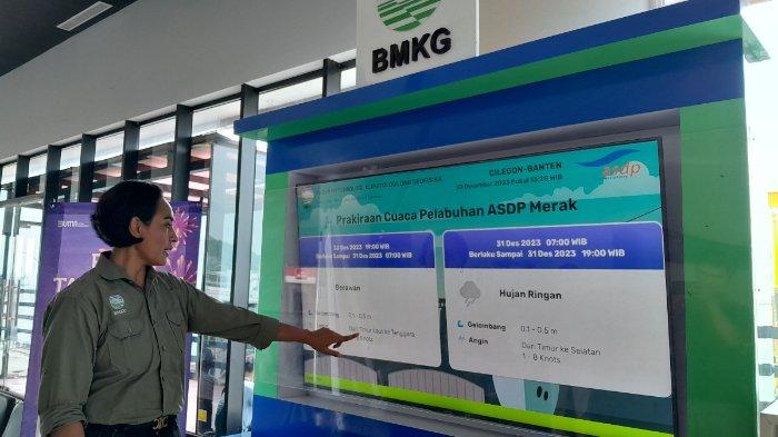Staf Prakirawan Cuaca Meteorologi Publik, Maria Klaudiana saat menjelaskan kondisi cuaca di Pelabuhan Merak, Sabtu (30/12/2023).