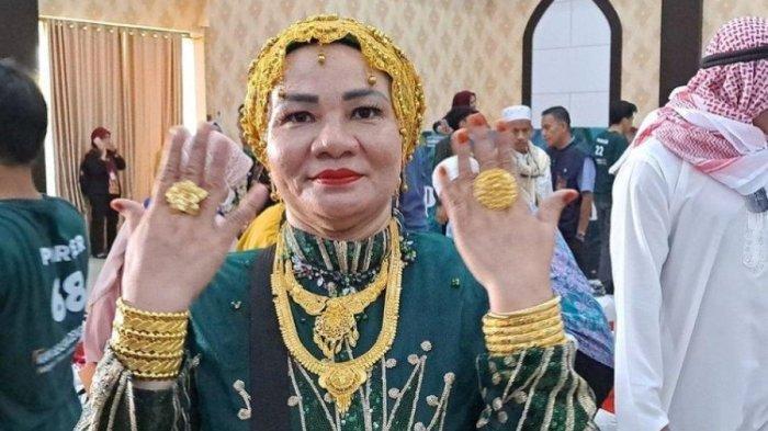 Suarnati Daeng Kanang (46) jemaah haji asal Makassar yang pamer emas 180 gram sepulang haji kini tanggung malu usai Bea Cukai sebut emasnya imitasi