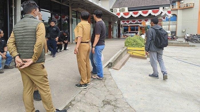 Suasana di depan IGD RSUD Ulin Banjarmasin, Selasa (1/8/2023).