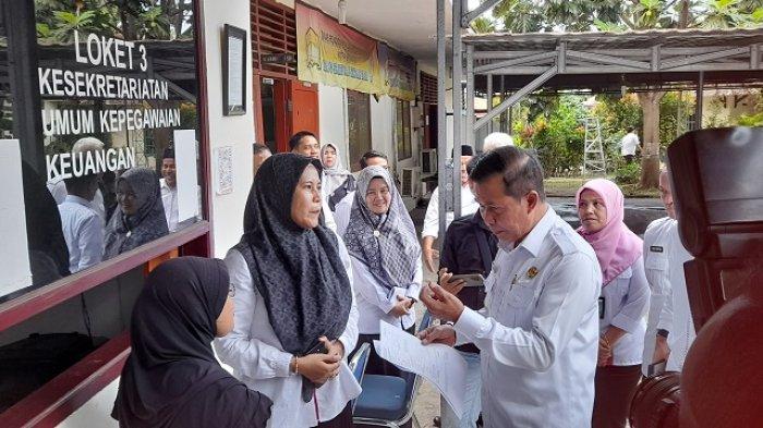 Wali Kota Serang Syafrudin, melakukan monitoring PPDB di kantor Dinas Pendidikan dan Kebudayaan (Dindikbud) Kota Serang, Rabu (5/7/2023).