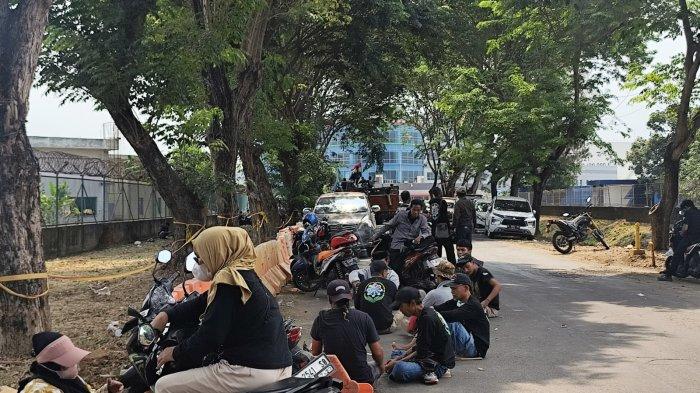Ratusan warga Cilegon menggelar aksi unjuk rasa di kawasan mega proyek PT. Lotte Chemical Indonesia, Selasa (29/10/2024).