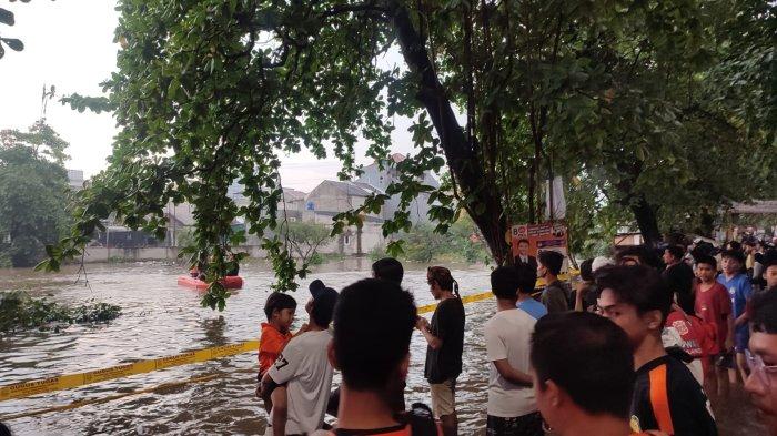 Lima anak di bawah umur terbawa arus banjir pada Sabtu, 6 Januari 2024.