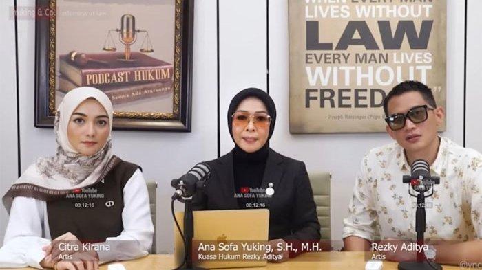 Tangkapan layar dari video yang dibuat Ana Sofa Yuking, Kuasa Hukum Rezky Aditya. Sang aktor didampingi Citra Kirana istrinya.