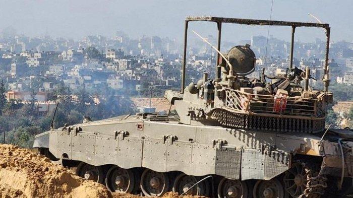 Gambar selebaran yang dirilis oleh tentara Israel pada 15 November 2023 ini menunjukkan tentara di dalam kendaraan bersenjata selama operasi militer di sekitar rumah sakit Al-Shifa di Kota Gaza.