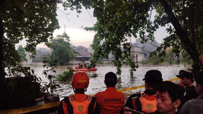 Tim SAR berusaha mencari tiga dari lima orang anak di bawah umur terbawa arus banjir, pada hari ini, Sabtu, (6/01/2024).