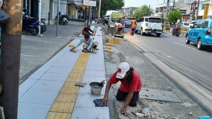 Pemerintah Kota Cilegon melakukan rehabilitasi trotoar sepanjang jalan protokol di wilayah Kota Cilegon dengan menggunakan material keramik.