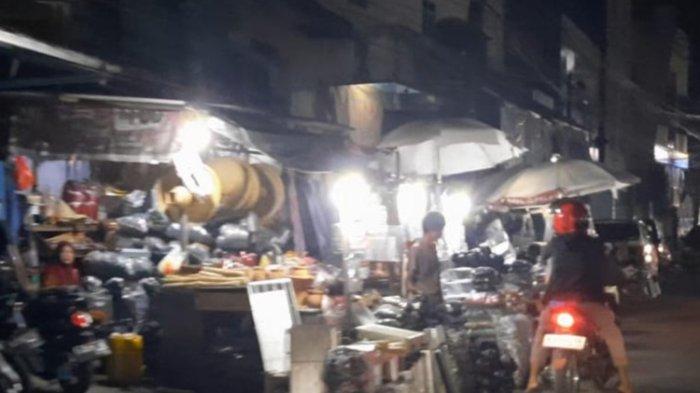 Sepanjang pinggir Jalan Pasar Lama, Kepandean hingga Taktakan terdapat banyak penjual arang dan tusuk sate.