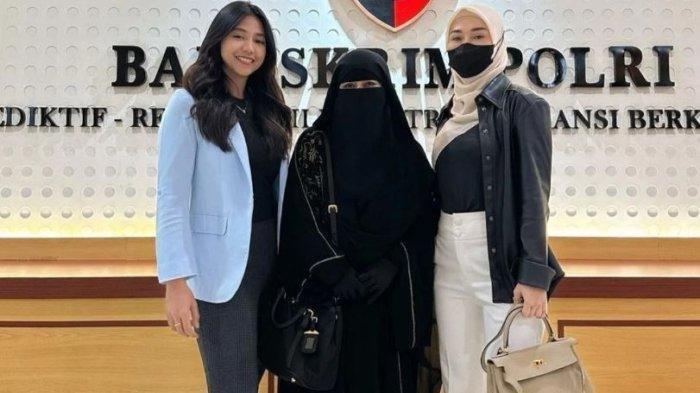 Umi Pipik ditemani Marissya Icha melaporkan Oklin Fia ke polisi.