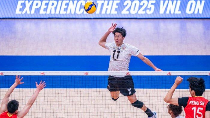 Pemain voli Jepang saat melakukan spike yang berusaha dihadang oleh pemain China.
