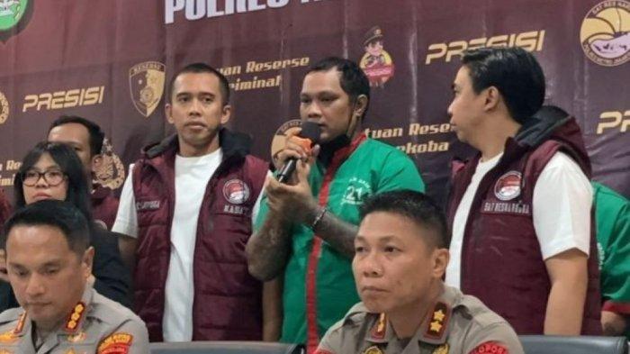 Virgoun dihadirkan oleh penyidik Polres Metro Jakarta Barat di hadapan awak media, Selasa (25/6/2024). Virgoun minta maaf pada ketiga anaknya dan teman band.