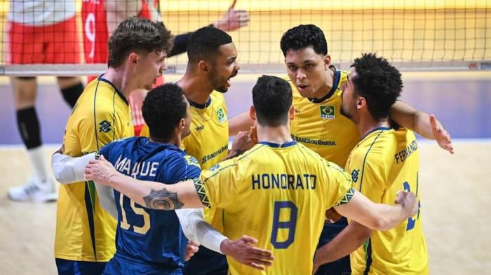 Para pemain voli Brasil berpelukan, merayakan kemenangan atas China 3-1. Brasil lolos ke semifinal VNL 2025 putra.