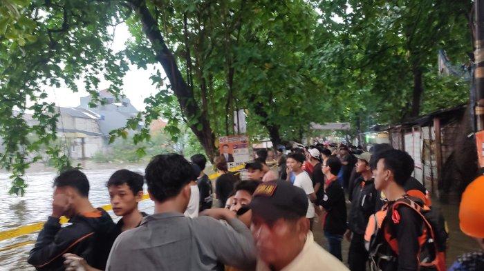 Puluhan warga melihat TKP insiden lima orang bocah SD di Cilegug, Kota Tangerang, Provinsi Banten terseret arus banjir, Sabtu (6/1/2023).