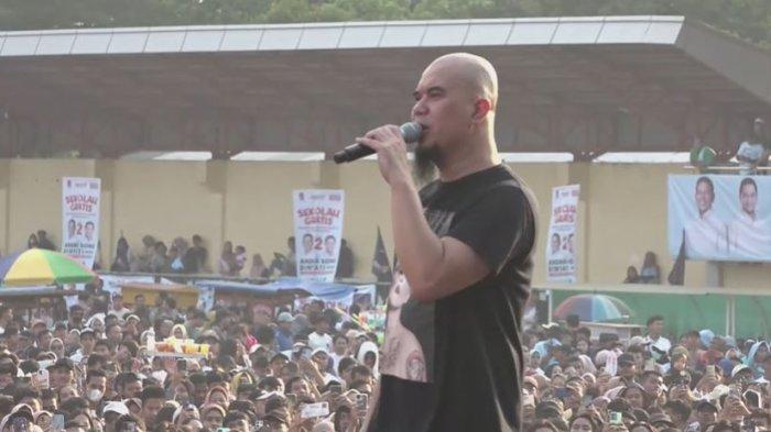Aksi dari band rock legendaris era 90-an, Dewa 19 sukses menghibur ribuan orang yang hadir di Konser Banten Maju bersama Andra-Dimyati di Stadion MY.
