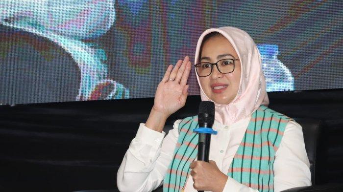 Bakal cagub Banten Airin Rachmi Diany memaparkan visi-misi di aula kantor DPW Partai Kebangkitan Bangsa (PKB) Provinsi Banten, Senin (20/5/2024).