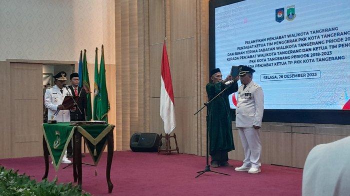 Pj Gubernur Banten Al Muktabar resmi melantik Nurdin sebagai Pj Wali Kota Tangerang, Selasa (26/12/2023).