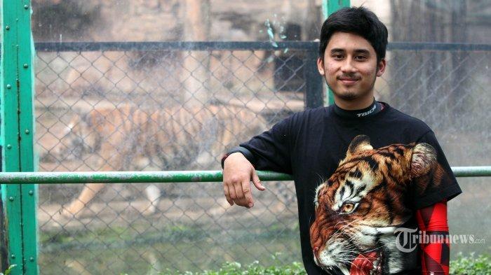 Alshad Ahmad (22), berdiri di depan kandang Harimau Benggala di Kebun Binatang Bandung, Jalan Tamansari, Kota Bandung, Senin (7/8/2017).
