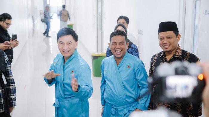 Pasangan bakal calon Gubernur dan Wakil Gubernur Banten Andra Soni-Dimyati Natakusumah menjalani pemeriksaan kesehatan di RSUD Banten, Minggu (1/9/2024).