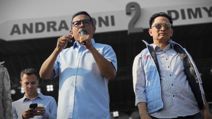 Calon Gubernur dan Wakil Gubernur Banten, Andra Soni-Dimyati Natakusumah saat Konser Banten Maju, di Stadion Ciceri, Kota Serang, Kamis (17/10/2024).