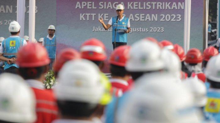 Direktur Utama PLN, Darmawan Prasodjo saat memberikan arahan kepada personel PLN saat Apel Siaga Kelistrikan KTT Ke-43 ASEAN di Jakarta, Kamis (31/8/2023). PLN siap menyukseskan gelaran KTT ini. Gelaran ini menjadi akan menjadi wajah Indonesia di mata kawasan dan juga dunia.
