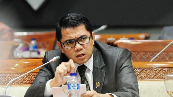 Arteria Dahlan, Deputi Penerangan Masyarakat untuk Satgas Covid-19 DPR RI memberikan keterangan pers terkait tiga aksi nyata Satgas Covid-19, Minggu (19/4/2020).