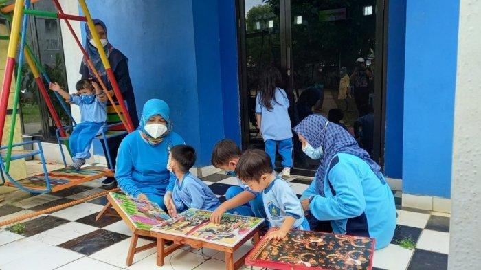 Belasan siswa Paud di Posyandu Anyelir, di Perumahan Griya Kencana I, RW 04 Kelurahan Pedurenan Kecamatan Karang Tengah, Kota Tangerang terlantar saat melaksanakan PTM karena gedungnya disegel oknum RW, Kamis (18/11/2021).