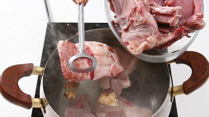 Berikut ini tips dan cara mengolah daging kambing agar empuk dan tidak bau prengus.