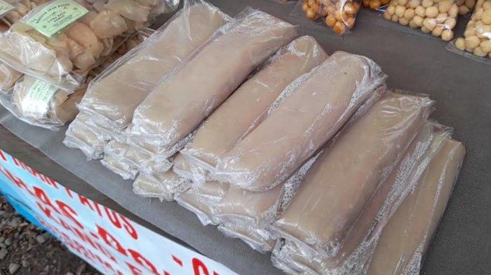 Kuliner khas Banten bernama Bontot, mirip dengan pempek.