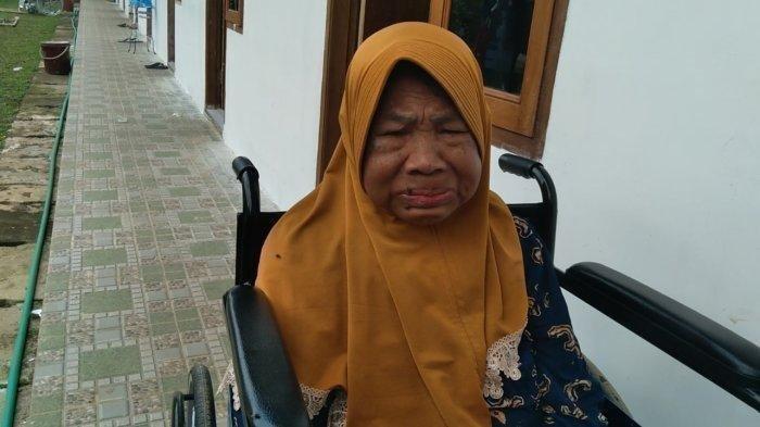 Trimah (69) menangis saat menceritakan awal mula ia ditempatkan di panti jompo