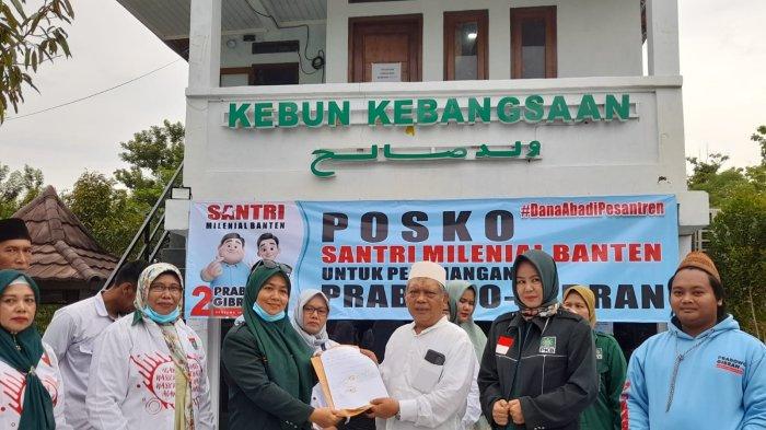 Caleg PKB dan sejumlah simpatisan saat menyerahkan surat dukungan kepada paslon capres-cawapres 02, di Walantaka, Kota Serang, Rabu (17/1/2024).
