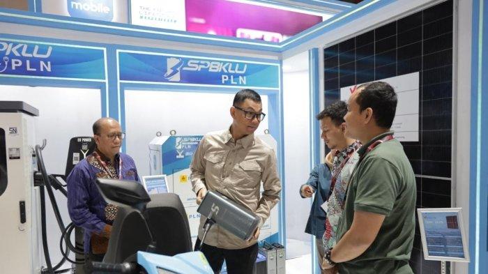 Direktur Utama PLN, Darmawan Prasodjo (kedua dari kiri) dan Direktur Manajemen Risiko PLN, Suroso Isnandar (kiri) ketika mendatangi booth PLN di IIMS, Minggu (16/2/2025).