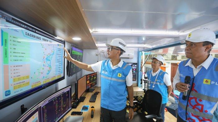 Direktur Utama PLN, Darmawan Prasodjo (kiri) didampingi oleh Direktur Distribusi PLN, Adi Priyanto (tengah) dan General Manager PLN Unit Induk Distribusi Bali, I Wayan Udayana (kanan) ketika meninjau langsung pengamanan pasokan listrik untuk gelaran Konferensi Tingkat Tinggi World Water Forum (KTT WWF) ke- 10 di Bali pada Minggu (19/5/2024).