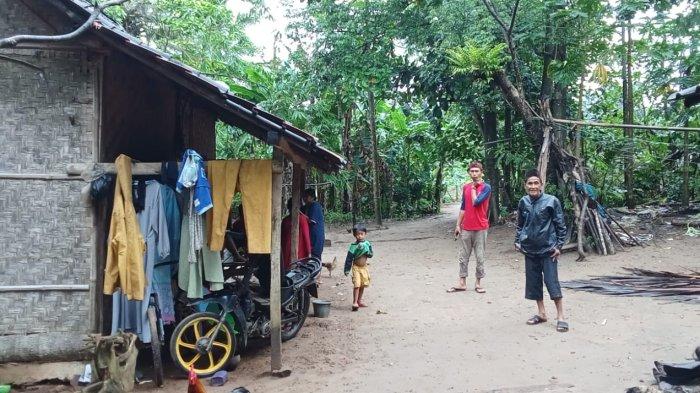 Warga empat kampung di Kecamatan Wanasalam, Kabupaten Lebak, Banten terancam diusir dari tanah kelahirannya buntut dugaan konflik lahan.