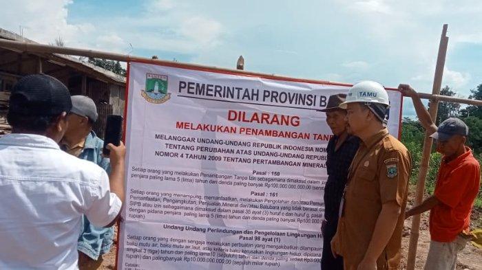 Dinas Energi Sumber Daya Mineral (ESDM) Provinsi Banten menyegel lokasi galian tanah ilegal yang berada di Desa Mekarsari, Kecamatan Rangkasbitung, Lebak, Senin (6/1/2025). 