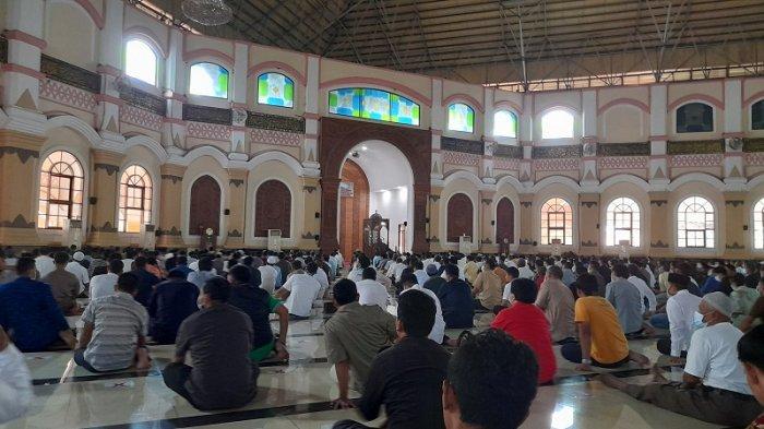 Suasana salat Jumat di Masjid Raya Al-Bantani