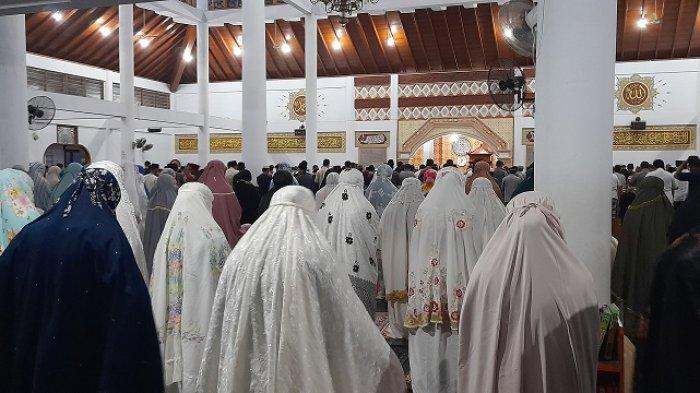 Tarawih berjamaah, ramadan 1443 Hijirah di Masjid Agung As-Sauroh Kota Serang, Sabtu (2/4/2022) malam.