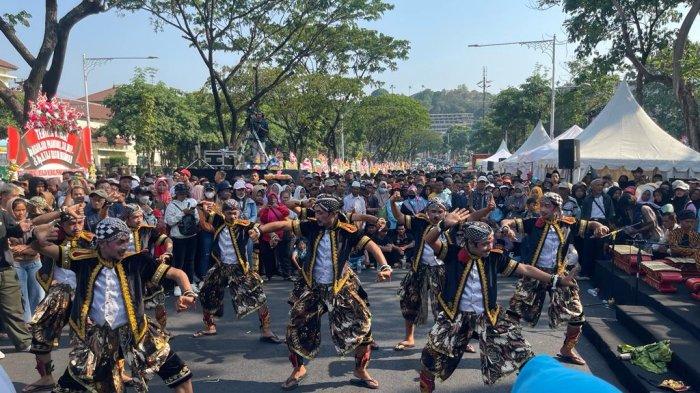 Sebanyak 17 kelompok kesenian rakyat dari enam eks keresidenan di Jawa Tengah meriahkan gelaran 
