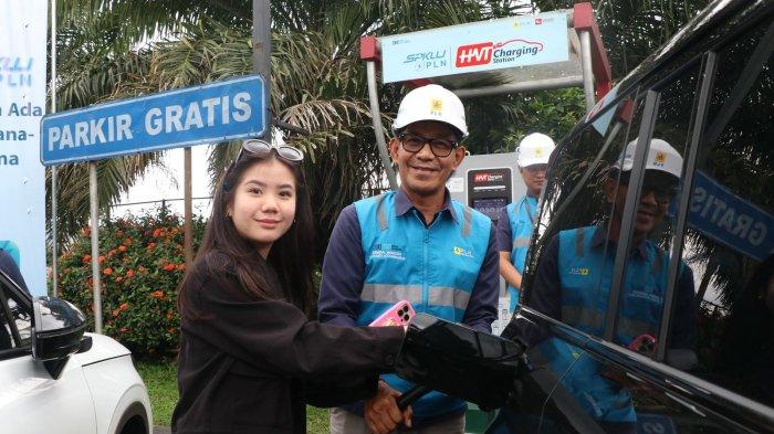 MENGISI DAYA - Selain memeriksa keandalan SPKLU di jalur mudik, General Manager PLN UID Banten, Moch Andy Adchaminoerdin juga turut mendampingi pengguna kendaraan listrik saat proses pengisian daya.