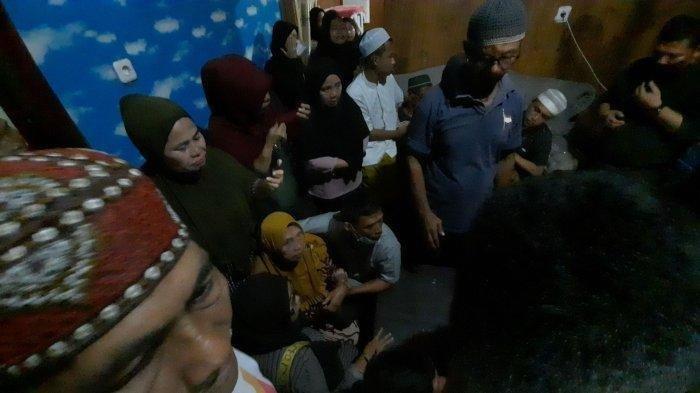 'Aku Mau Lihat Anakku', Ibu Driver Ojol Korban Dimutilasi Histeris