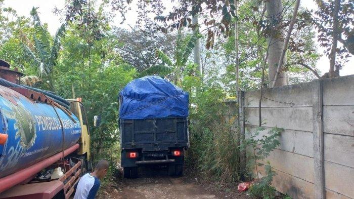 Segel tempat pembuangan akhir (TPA) ilegal Pondok Ranji yang dipasang Satpol PP Tangerang Selatan kembali rusak.