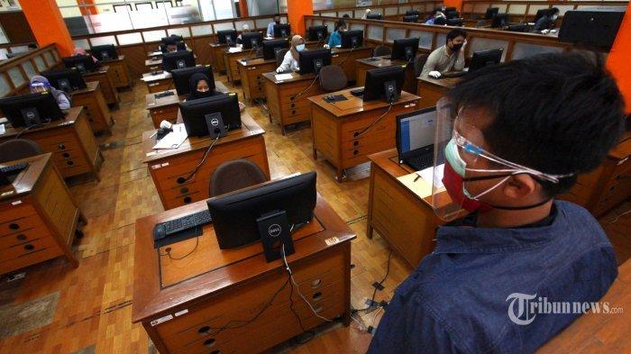Peserta mengikuti Ujian Tulis Berbasis Komputer (UTBK) Seleksi Bersama Masuk Perguruan Tinggi Negeri (SBMPTN) 2020 dengan mengenakan protokol kesehatan Covid-19 di Gedung Direktorat Teknologi Informasi dan Komunikasi (TIK), Kampus Universitas Pendidikan Indonesia (UPI), Jalan Setiabudhi, Kota Bandung, Jawa Barat, Selasa (7/7/2020). UTBK-SBMPTN yang digelar UPI Bandung diikuti sebanyak 15.249 peserta yang dibagi dalam dua tahap, tahap I pada 5-14 Juli 2020 dan tahap II pada 20-29 Juli 2020.