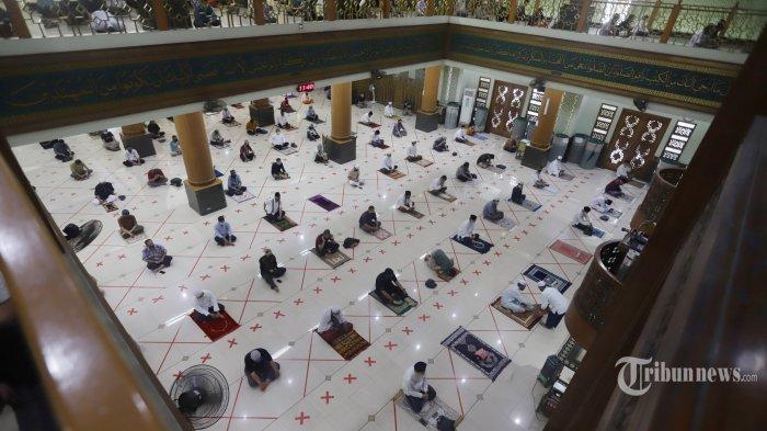 Ilustrasi salat berjemaah dengan protokol kesehatan - Jamaah melaksanakan shalat Jumat di Masjid Agung Al Barkah Kota Bekasi, Jumat (29/5/2020). Pemeritah Kota Bekasi mengizinkan sejumlah masjid di zona hijau untuk melaksanakan kegiatan ibadah dengan tetap menerapkan protokol kesehatan untuk mencegah penyebaran Covid-19.