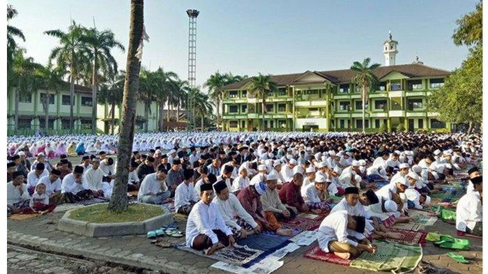Ribuan santriwan dan santriwati Ponpes Daar El Qolam, Gintung, Tangerang, Banten saat melaksanakan prosesi Salat Idul Adha di Lapangan H. M. Natsir.