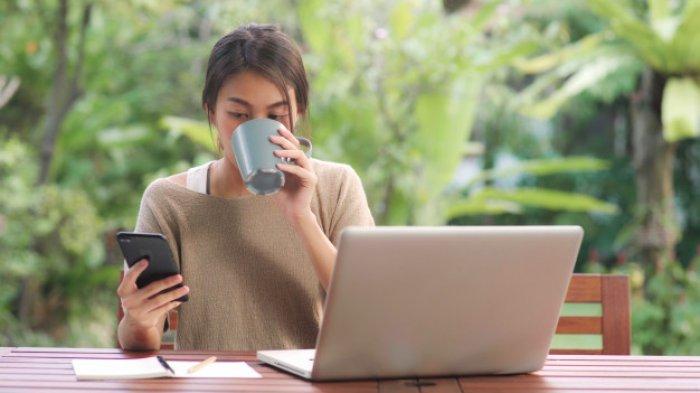 Ilustrasi - Wanita bekerja di depan laptop.