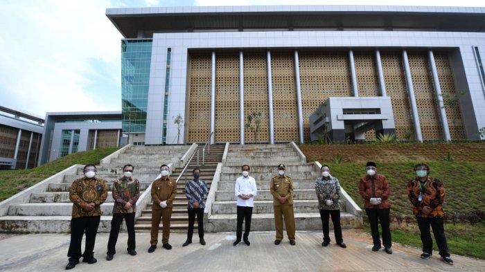 Presiden Joko Widodo (Jokowi) meresmikan kampus Universitas Sultan Ageng Tirtayasa (Untirta) di Sindangsari, Kabupaten Serang, Kamis (4/3/2021).